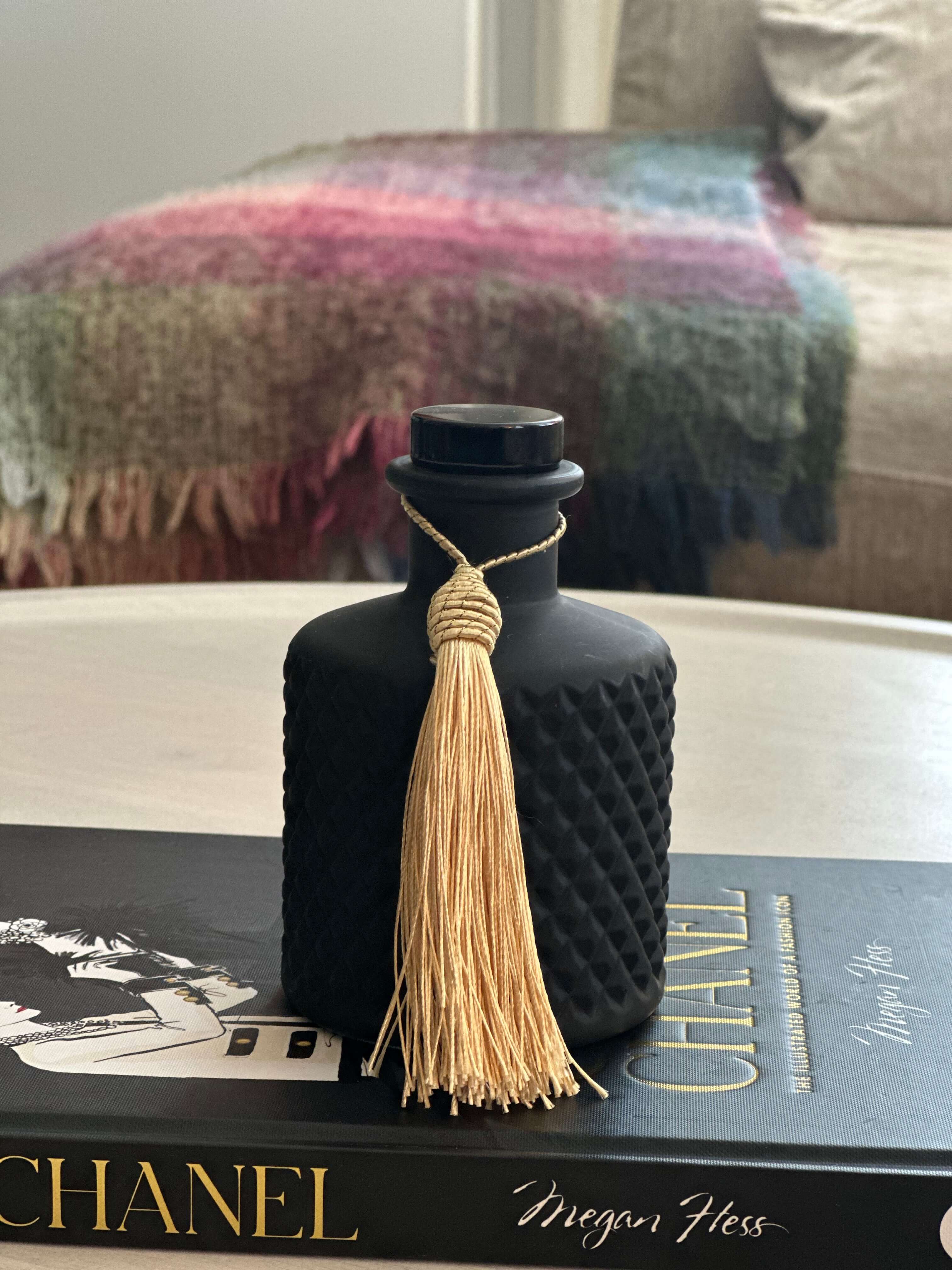 The elegant design includes a silk tassel, available in various colours. Transform any room into a serene oasis with this stylish addition.